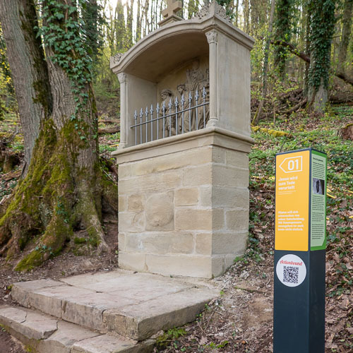 Kreuzweg I. Station, mit Info-Säule