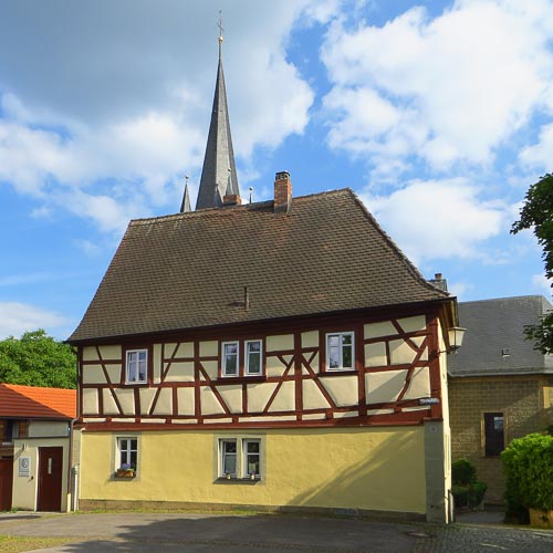 Von Norden, im Hintergrund die Kirche