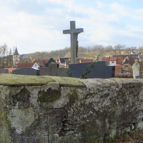 Friedhof Krum, Priestergrab